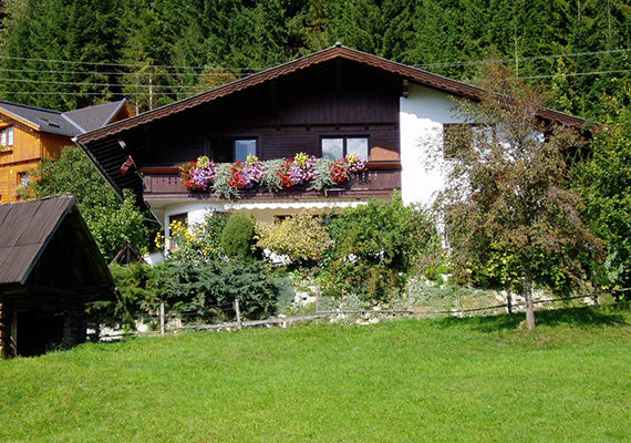 Unser Haus im Sommer. - Südseite mit Ihrem Balkon