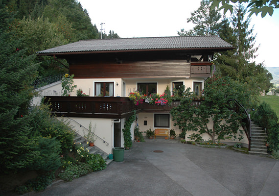 Unser Haus im Sommer - Westseite mit großem Parkplatz